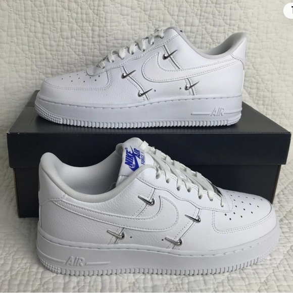 NIKE WOMEN'S AIR FORCE 1'07 LX WHITE - 7.5 - Shoes